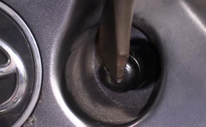 How-to-Remove-a-Locking-Lug-Nut-Without-the-Key-5
