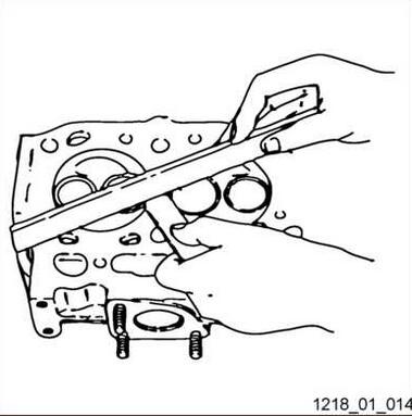 How-to-Remove-Install-Cylinder-Head-for-Linde-HT30D-Forklift-Truck-6