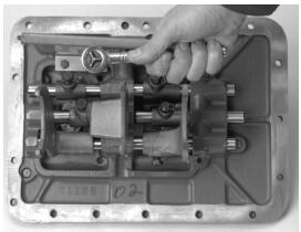 How to Disassemble the Standard Shift Bar Housing for Eaton Heavy Duty Transmission (2)