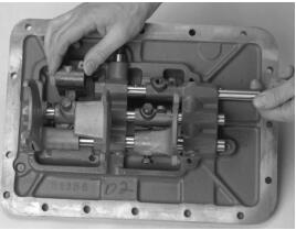 How to Disassemble the Standard Shift Bar Housing for Eaton Heavy Duty Transmission (3)