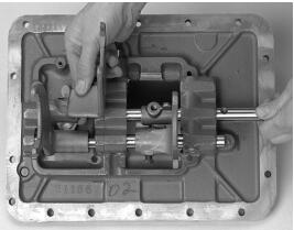 How to Disassemble the Standard Shift Bar Housing for Eaton Heavy Duty Transmission (4)