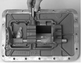 How to Disassemble the Standard Shift Bar Housing for Eaton Heavy Duty Transmission (5)