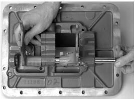 How to Disassemble the Standard Shift Bar Housing for Eaton Heavy Duty Transmission (6)