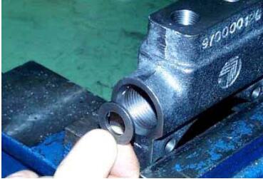 JLG X14J X19J Counterbalance Valve Disassembly Guide (6)