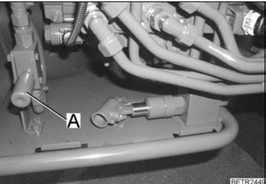 How to Bleed Air from the Fuel System for FENDT 900 Vario Tractor (4)