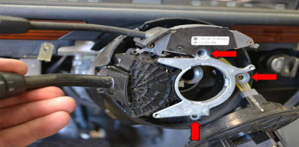 Benz W204 Steering Angle Sensor Removal (13)