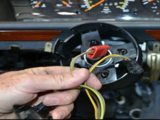 Benz W204 Steering Angle Sensor Removal (16)