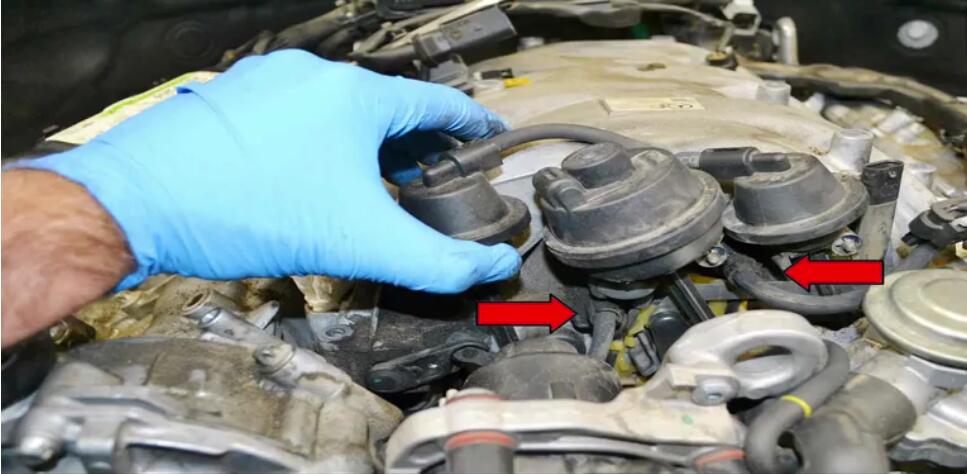 How to Remove Mercedes Benz Intake Manifold (26)