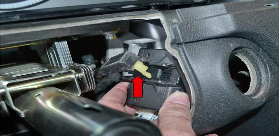 How to Remove & Replace Benz EIS (Electrical Ignition Switch) (7)