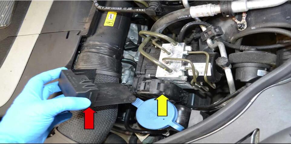 Cách Thay thế Mô-đun Điều khiển Động ABS cho Benz W204 (2)