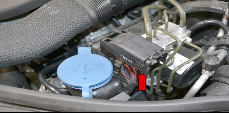 Cách Thay thế Mô-đun Điều khiển Động ABS cho Benz W204 (5)