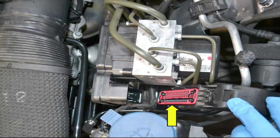 How to Replace ABS Dynamic Control Module for Benz W204 (6)