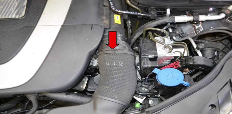 Cách Thay thế Mô-đun Điều khiển Động ABS cho Benz W204 (7)