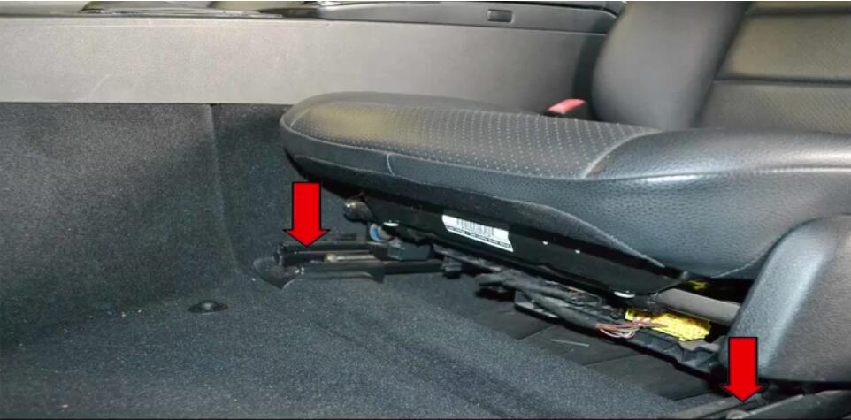 How to Replace Bench Seats for Benz W204 (5)