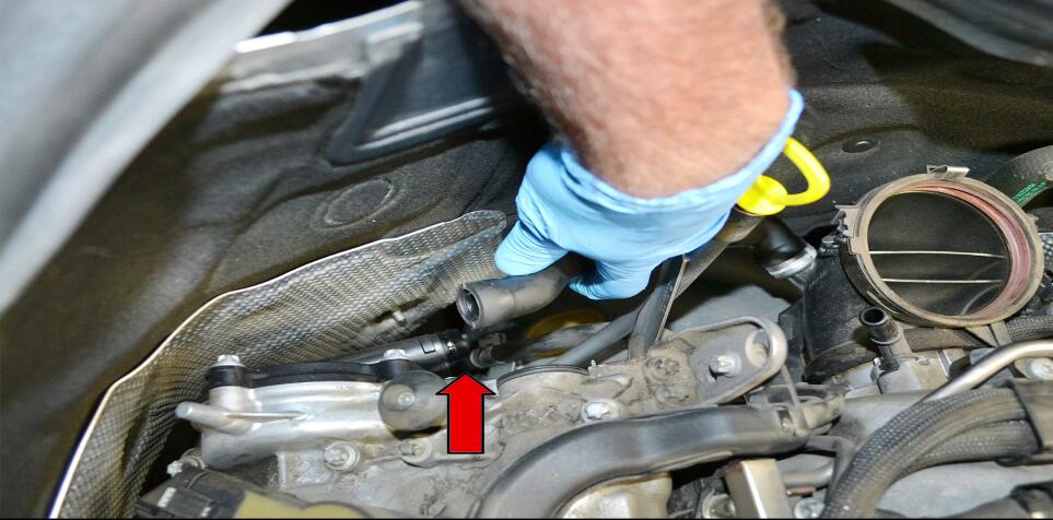 How to Replace Benz Breather Hose and Cover (2)