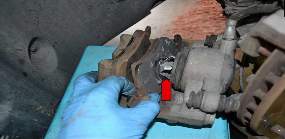 How to Replace Front Brake Pad for Mercedes Benz (13)