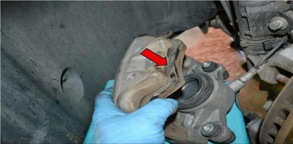 How to Replace Front Brake Pad for Mercedes Benz (14)