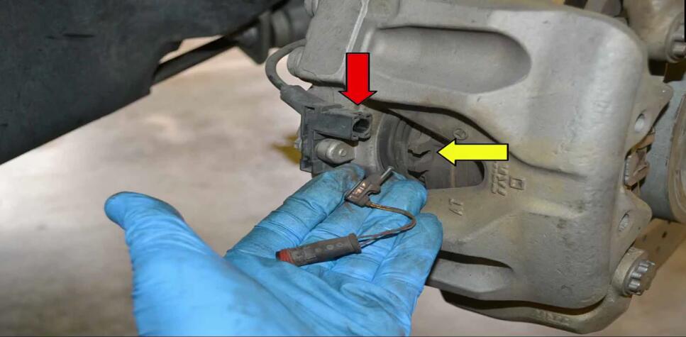 How to Replace Front Brake Pad for Mercedes Benz (2)