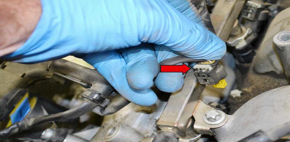 How to Replace Fuel Injector for Benz C350 (13)