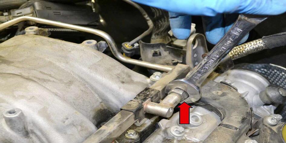 How to Replace Fuel Injector for Benz C350 (16)