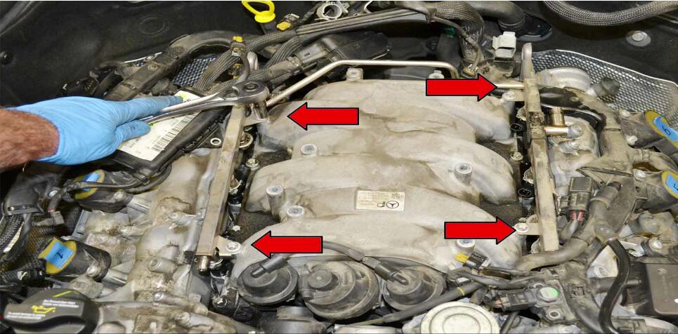 How to Replace Fuel Injector for Benz C350 (17)