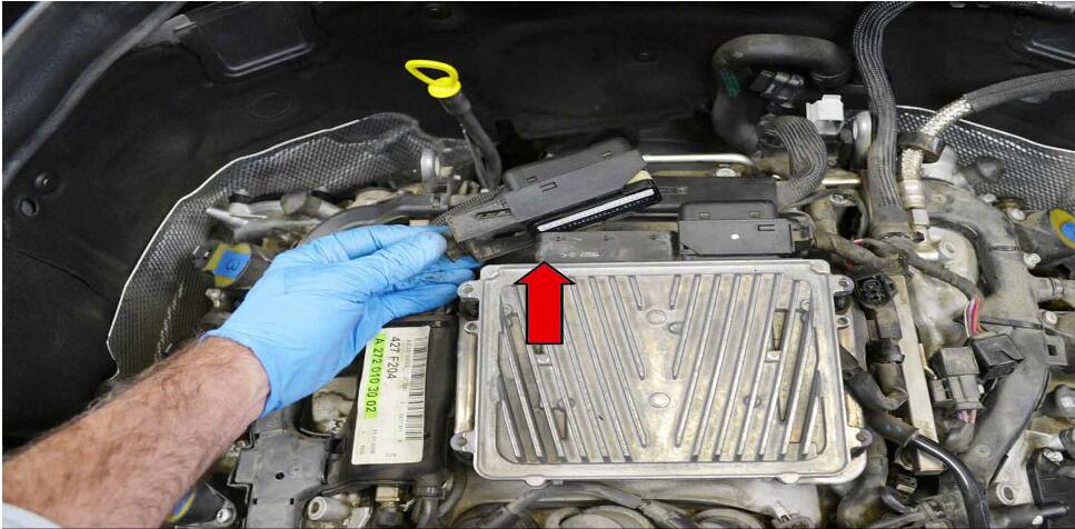 How to Replace Fuel Injector for Benz C350 (3)