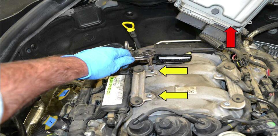 How to Replace Fuel Injector for Benz C350 (4)