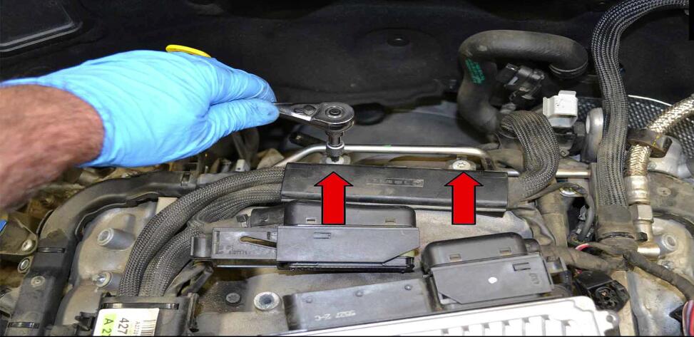 How to Replace Fuel Injector for Benz C350 (8)