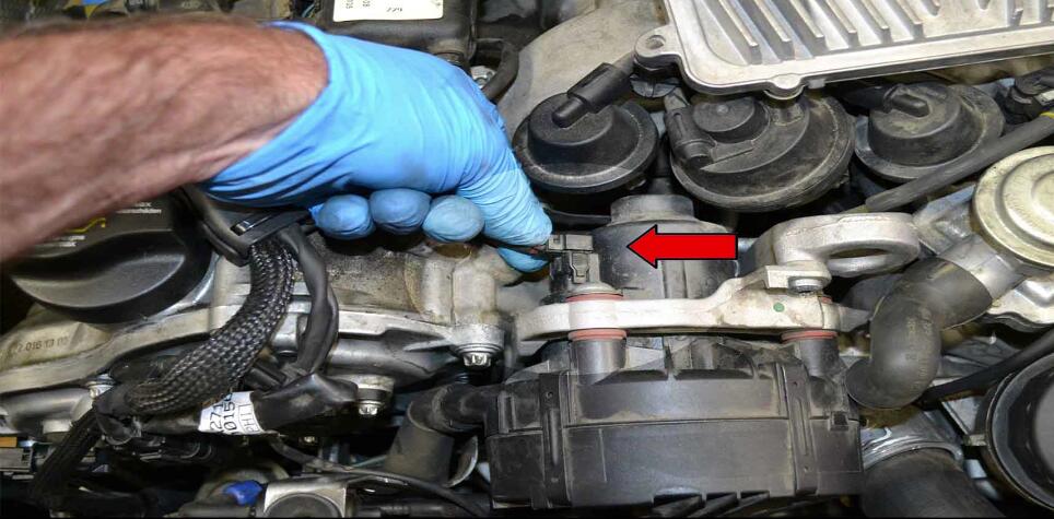 How to Replace Fuel Injector for Benz C350 (8)