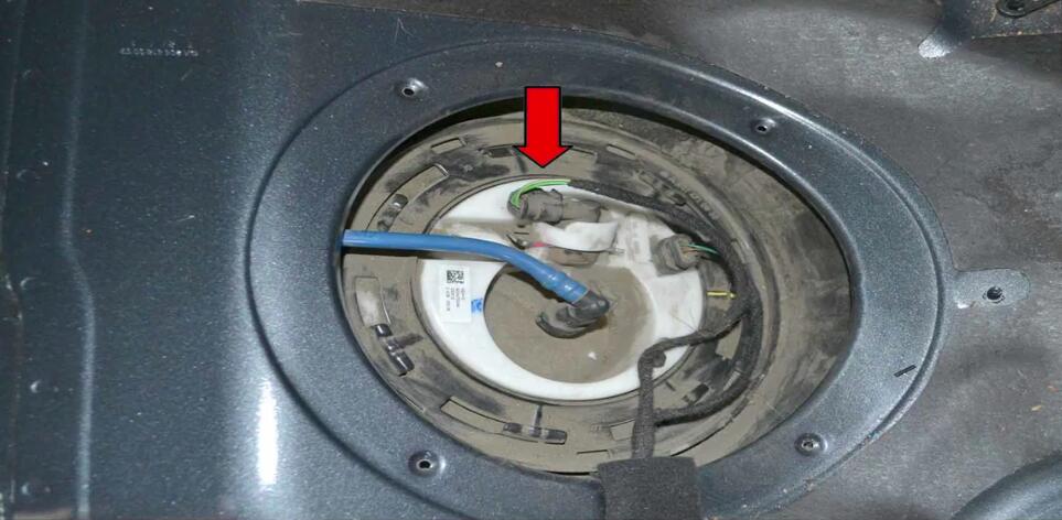 How to Replace Fuel Pressure Sensor for Mercedes Benz (4)
