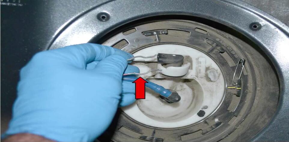 How to Replace Fuel Pressure Sensor for Mercedes Benz (6)