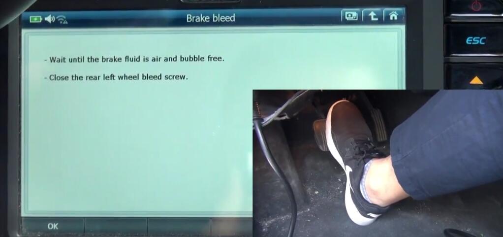 How to Bleed Brake System for Jaguar XF 3L by G-Scan 2 (11)