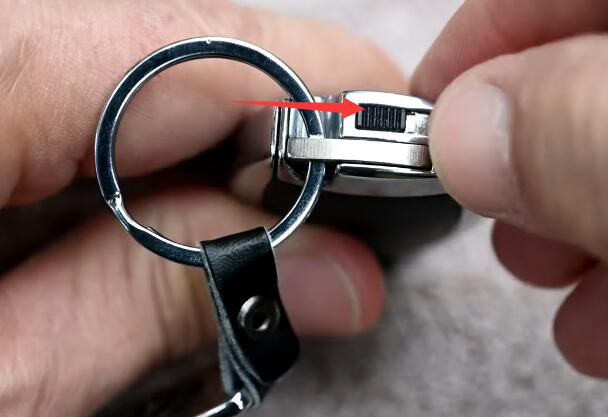 How-to-Change-Mercedes-Benz-Key-Fob-Battery-1