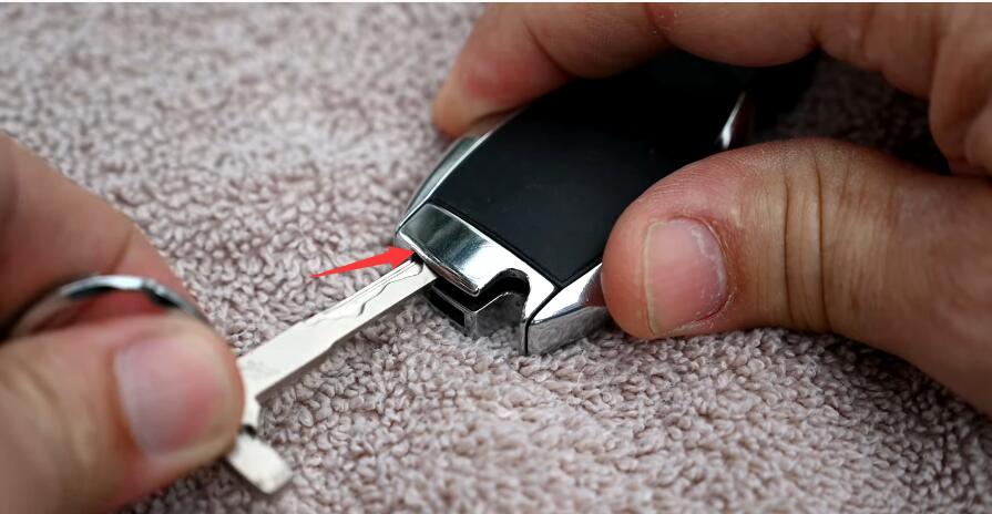 How-to-Change-Mercedes-Benz-Key-Fob-Battery-3