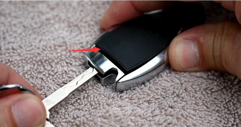 How-to-Change-Mercedes-Benz-Key-Fob-Battery-4