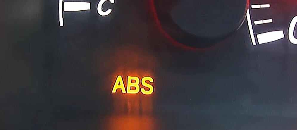 How-to-diagnostic-ABS-Light-on-by-LAUNCH-Creader-V-for-Toyota-1