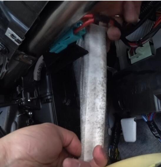 How-to-Replacing-Cabin-Filter-and-Cleaning-AC-evaporator-on-Volvo-10