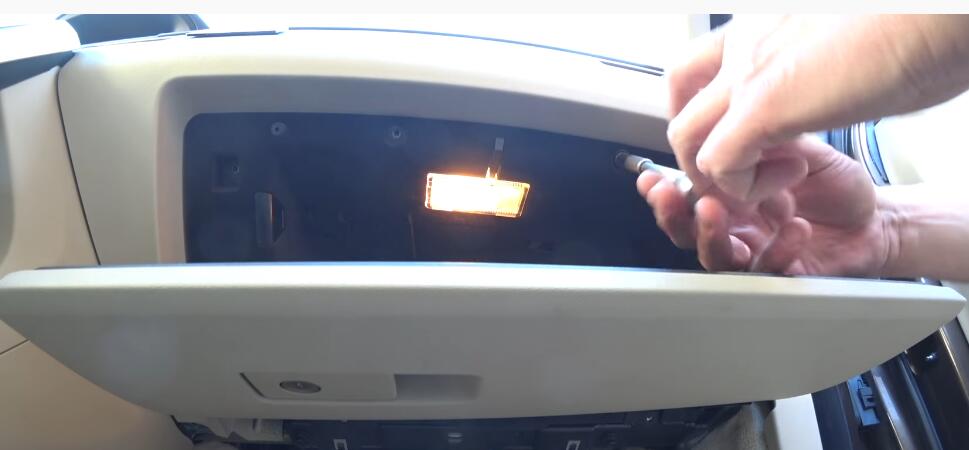 How-to-Replacing-Cabin-Filter-and-Cleaning-AC-evaporator-on-Volvo-3