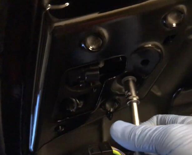 How-to-Remove-Trunk-Tail-LightLid-Liner-Panel-for-Mercedes-Benz-W212-E-Class-8