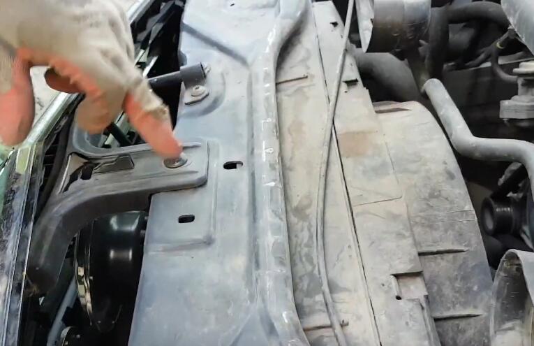 How-to-Remove-the-Front-Bumper-on-Mercedes-W2122009-2013-5