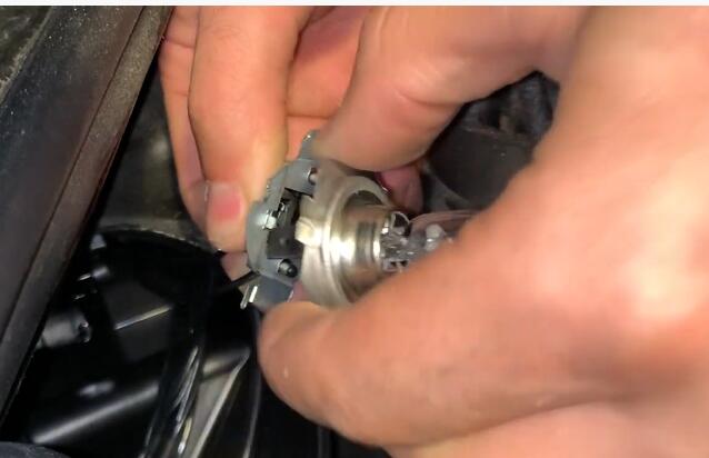 How-to-Replace-Cornering-Light-Bulb-for-Mercedes-Benz-by-Yourselves-8