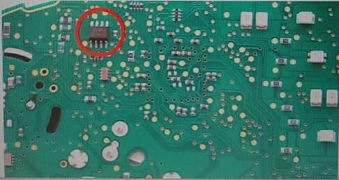 How-to-Remove-35080-EEPROM-Chip-From-BMW-Dashboard-5