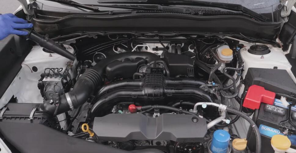How-to-Easy-Clean-Car-Engine-on-Subaru-5
