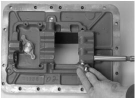 How to Disassemble the Standard Shift Bar Housing for Eaton Heavy Duty Transmission (7)